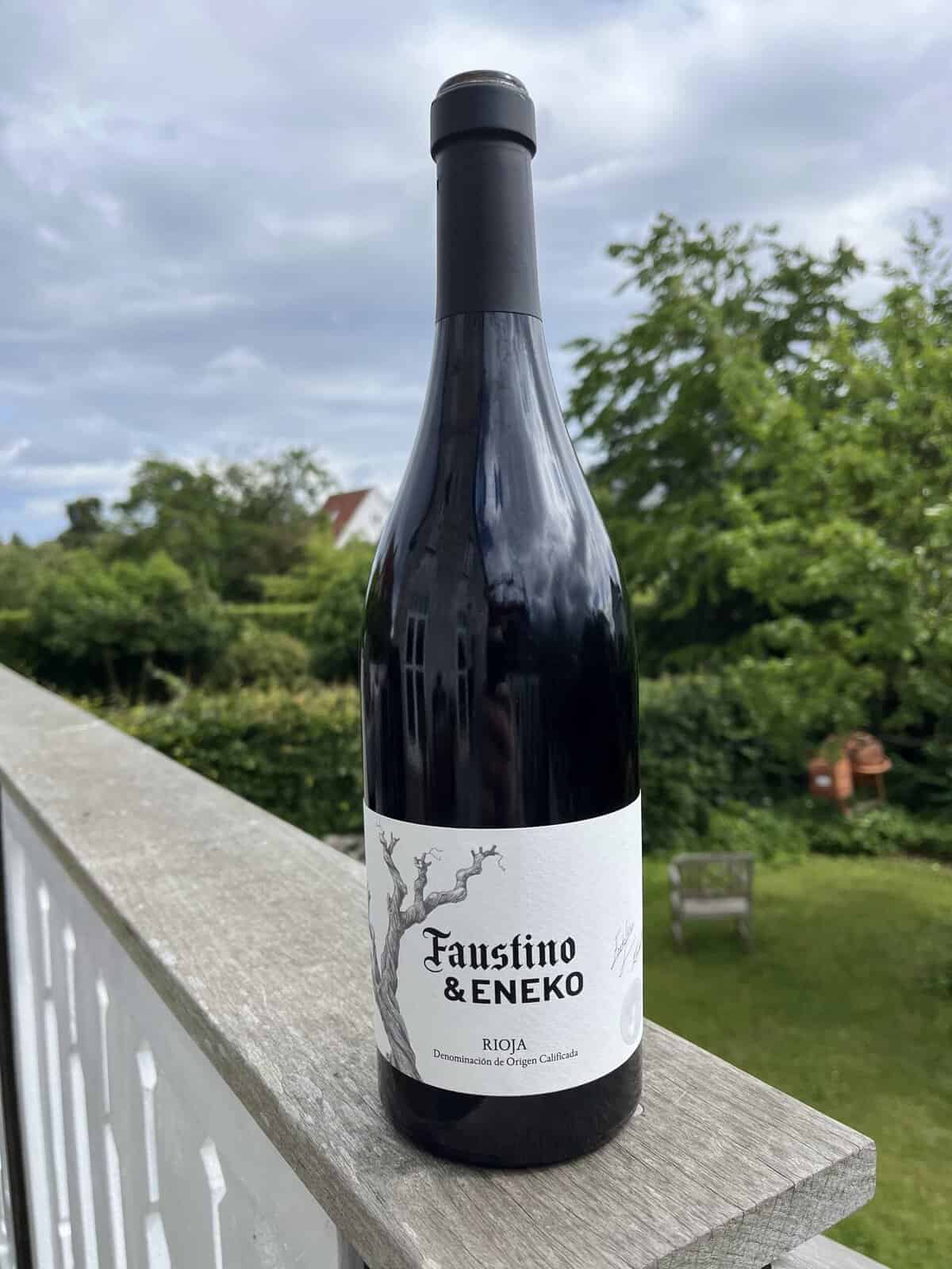 Faustino & Eneko Rioja rødvin flaske i haven