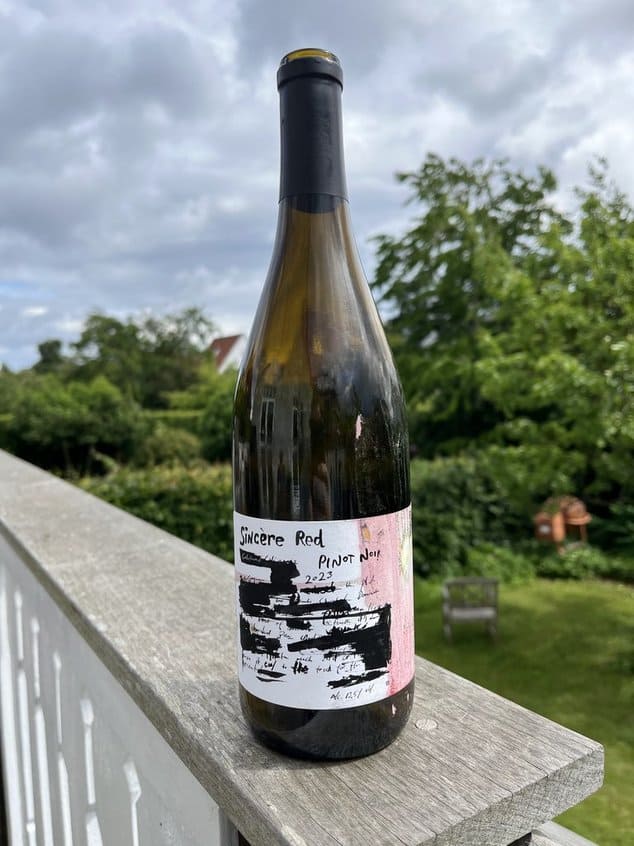 Flaske rødvin Sincère Rod Pinot Noir på traværende